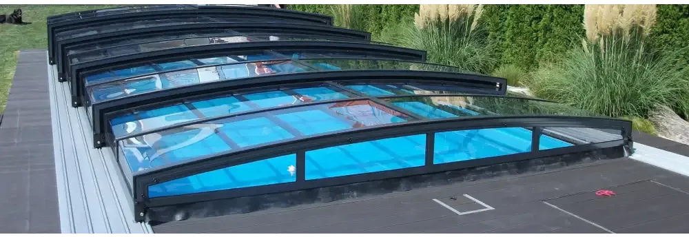 Special-Poolüberdachung – gebogene transparente Paneele, anthrazitfarbene Profile in RAL7016, schwarzer Rahmen
